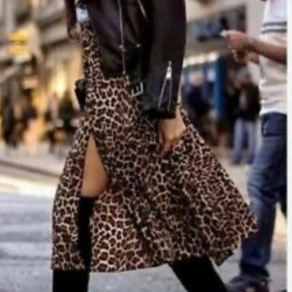 SOLD 🛍: Zara Leopard Pleated side slit skirt